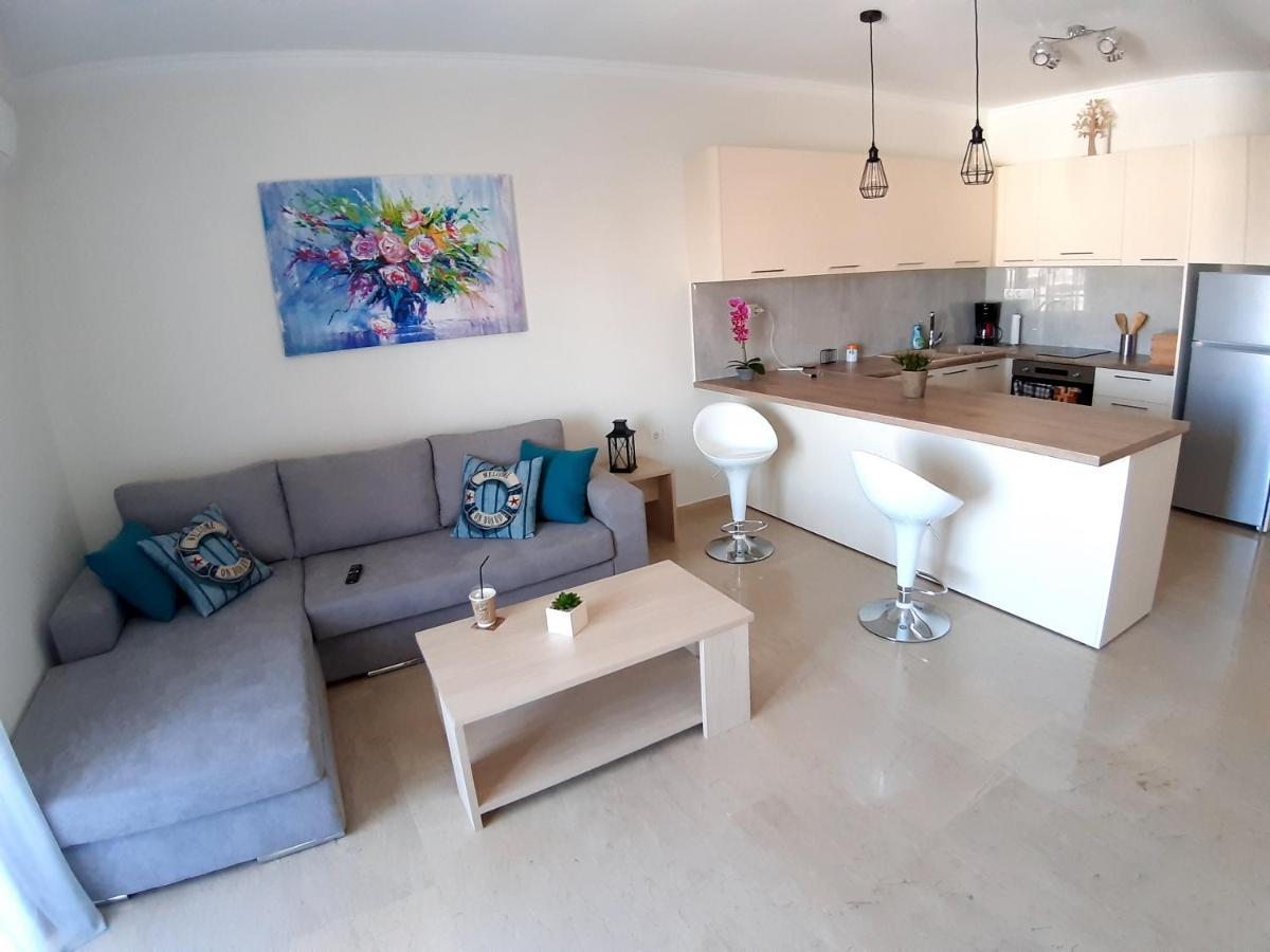 Central Apartment Near The Beach With Huge Private Terrace Loutráki Exteriér fotografie