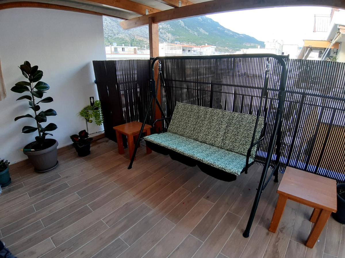 Central Apartment Near The Beach With Huge Private Terrace Loutráki Exteriér fotografie