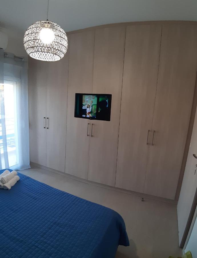 Central Apartment Near The Beach With Huge Private Terrace Loutráki Exteriér fotografie
